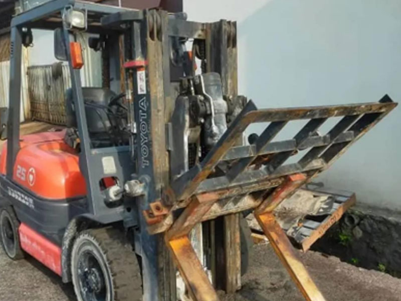 FORKLIFT FOR LOADING AND  UNLOADING GOODS